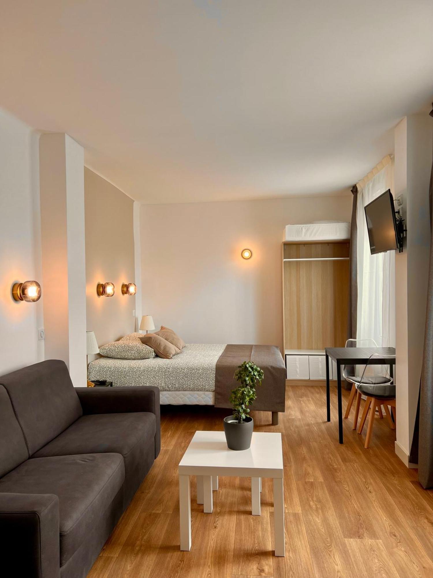 Studio 4 Pers Face Gare Sncf Appart Hotel Le Cygne D4 Bourges Dış mekan fotoğraf